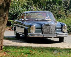 Aguttes Auction: 1964 - Mercedes-Benz 220 SE