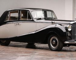 1952 Bentley R-Type Empress Saloon | Worldwide Auctioneers The Corpus Christi Old Car Museum Auction