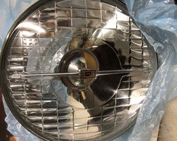 LUCAS LIGHT UNIT FOR BENTLEY TYPE PF770 WITH BENTLEY BADGE IN CENTRE PART NO 555423