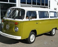 1977 Volkswagen Bus | Christmas around the world auction 2022 | Sonicbidder.com