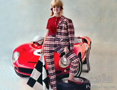 De reclame dame, met een mysterieuze Ferrari