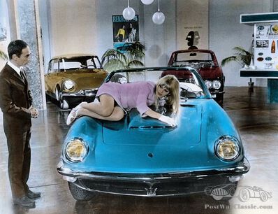 Le ragazze amano le Maserati