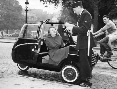 Friday Lady in Mystery microcar. UPDATE: Microbo 125 with Huguette Montreal in Paris