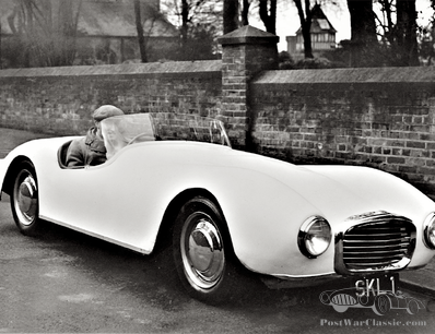 Une voiture mystérieuse au long nez