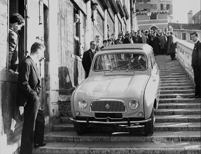Marketing monumental : la Renault 4 sur le pont du Rialto