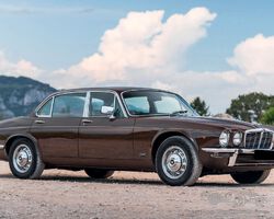 1977 Jaguar XJ6 4.2 | Automobiles de Collection | Aguttes Auctions | June 26, 2022