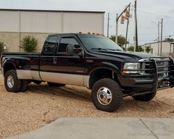 2002 Ford Super Duty F-350 DRW Lariat | Henderson Auctions | Oct 28, 2023