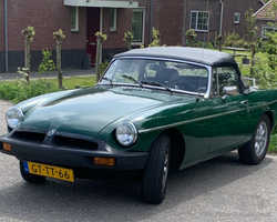 For sale a beautiful 1977 MG B. , racing green ex california , left hand drive