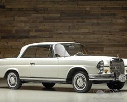 Mercedes-Benz 220SE Coupé avec toit ouvrant, 1965 | Enchères de voitures Lucky Collection | 31 mai - 1er juin 2025