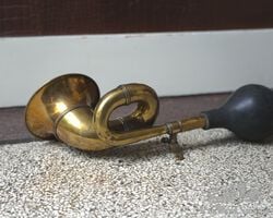 Claxon horn
